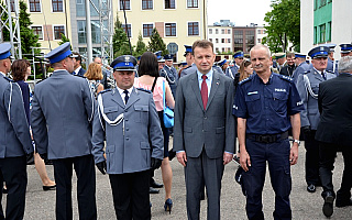 Polska policja ma 345 nowych oficerów. Najlepsi absolwenci Wyższej Szkoły Policji w Szczytnie odebrali nominacje z rąk szefa MSWiA